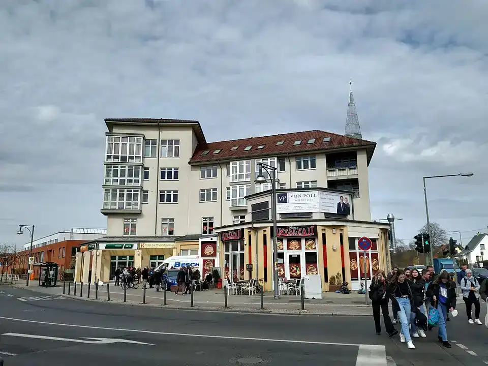 Schüler:innen queren Straße in Berlin-Karow